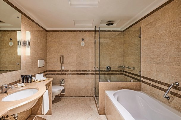 Steigenberger ALDAU Beach Hotel - Wohnbeispiel Bad Juniorsuite (Zimmercodierungen J9M & JDM)