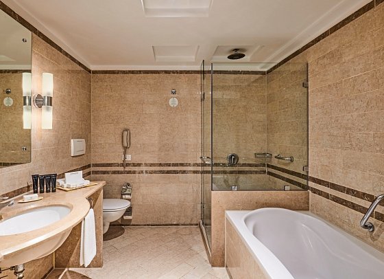 Steigenberger ALDAU Beach Hotel - Wohnbeispiel Bad Juniorsuite (Zimmercodierungen J9M & JDM)