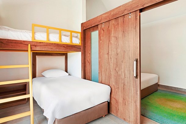 Pickalbatros Jungle Aqua Park Resort - Neverland Hurghada - Wohnbeispiel Familienzimmer Poolblick Schiebetür (Zimmercodierungen F1P, DCP & FF1)