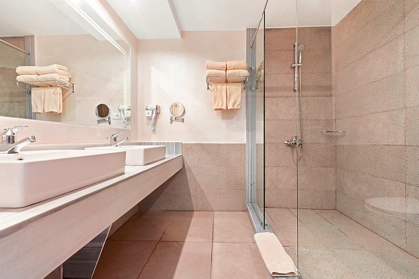 Pickalbatros Jungle Aqua Park Resort - Neverland Hurghada - Beispiel Bad Familienzimmer Poolblick Schiebetür (Zimmercodierungen F1P, DCP & FF1)