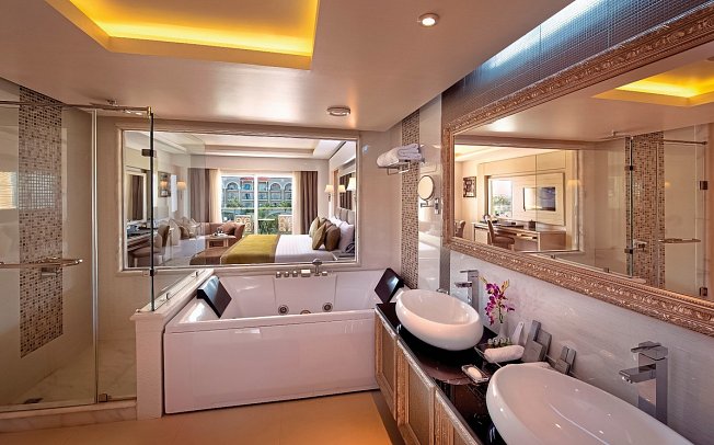 Premier Le Rêve Hotel & Spa - Beispiel Bad Jacuzzi Deluxe Juniorsuite mit VIP Paket (Zimmercodierung W1P)