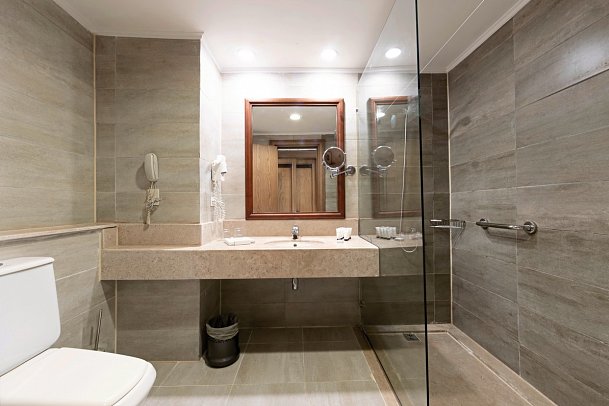 Serenity Alpha Beach - Beispiel Bad Doppelzimmer Premium Poolblick (Zimmercodierungen DMP, DCP, UMP & DC3)