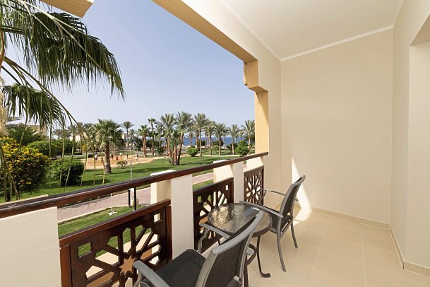 Serenity Alpha Beach - Beispiel Balkon Doppelzimmer Club Meerseite (Zimmercodierungen DD4 & DCM)