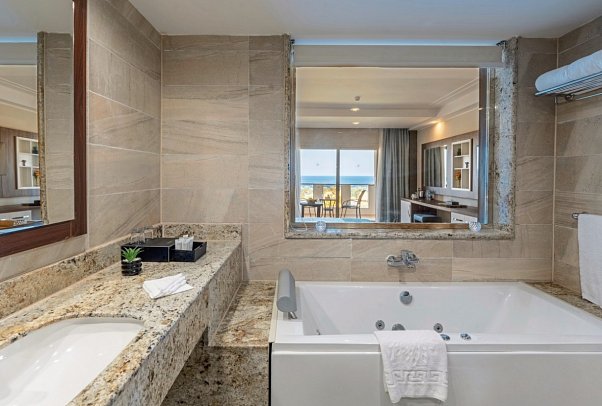 Serenity Alpha Beach - Beispiel Bad Doppelzimmer Grand Club (Zimmercodierungen DT2 & DC1)