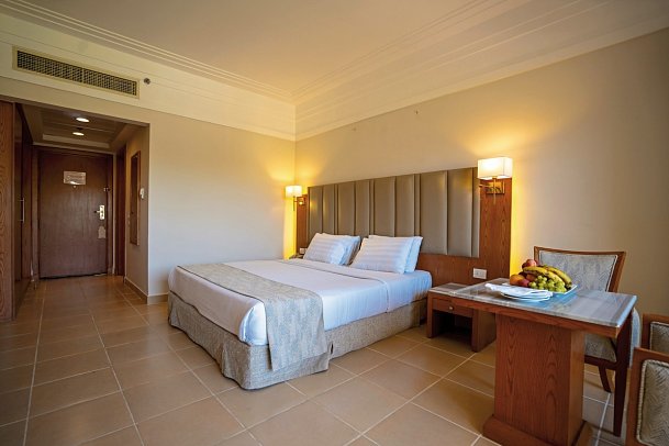 Serenity Alma Heights - Wohnbeispiel Doppelzimmer Premium Poolblick (Zimmercodierungen DMP & DC1)