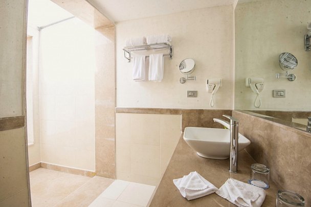 Shams Lodge Water Sports Resort - Beispiel Bad (Zimmercodierungen BB1, BC1 & FV1)