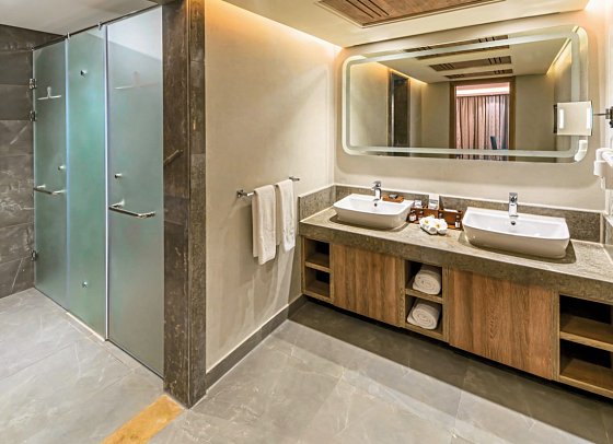 Rixos Premium Magawish Suites & Villas - Beispiel Bad Doppelzimmer Deluxe Gartenblick (Zimmercodierungen DDG, WBG, W2G, WCG & WC3)