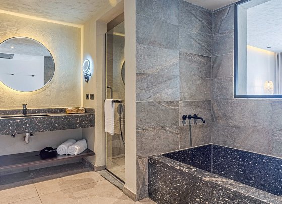 Aldiana Club Naga Bay - Beispiel Bad Swim Up Juniorsuite Meerblick (Zimmercodierung J1Q)