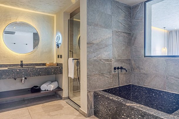 Aldiana Club Naga Bay - Beispiel Bad Swim Up Juniorsuite Meerblick (Zimmercodierung J1Q)
