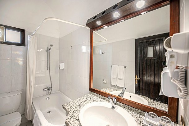 Arabella Azur Resort - Beispiel Bad Doppelzimmer Standard Meerblick (Zimmercodierungen DGM & DCM)