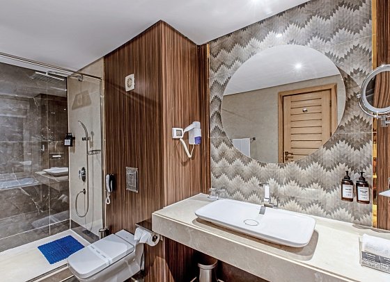 SUNRISE Garden Beach Resort - Beispiel Bad Juniorsuite Gartenblick (Zimmercodierung JB1)