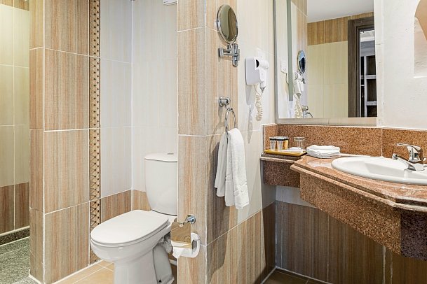 Pickalbatros Palace Resort - Beispiel Bad Doppelzimmer Standard Poolblick (Zimmercodierungen DGP & DCP)