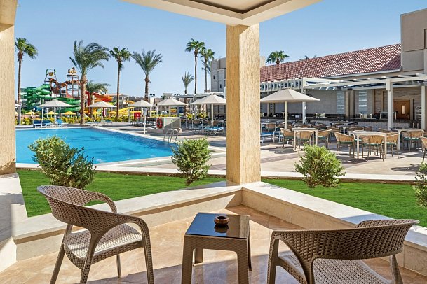 Beach Albatros Resort - Beispiel Terrasse Familienzimmer Poolblick (Zimmercodierung F2P)