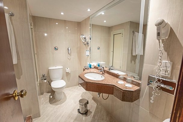 SUNRISE Holidays Resort - Beispiel Bad Doppelzimmer Standard Meerblick (Zimmercodierung DGM)