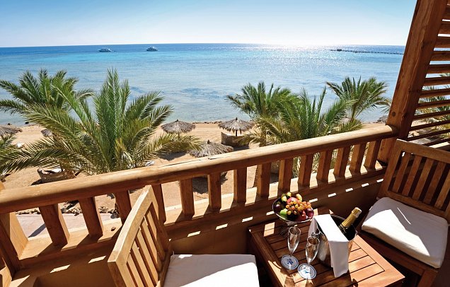 The Breakers Diving & Surfing Lodge - Beispiel Terrasse Doppelzimmer Meerblick (Zimmercodierungen DBM & DCM)