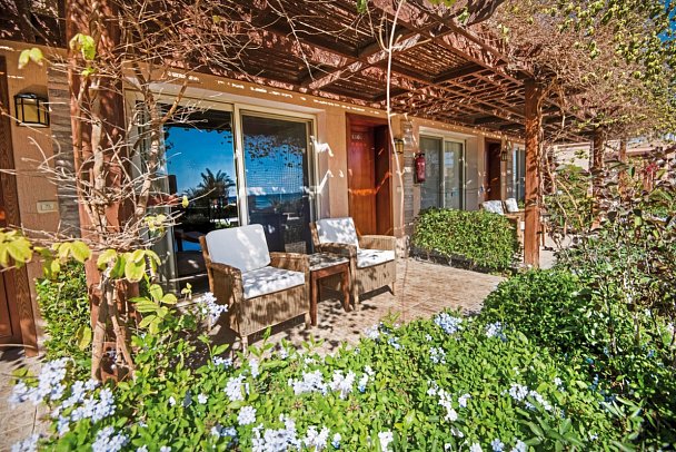 Shams Prestige Abu Soma Resort - Beispiel Terrasse Doppelzimmer Standard seitlicher Meerblick (Zimmercodierung D4N)