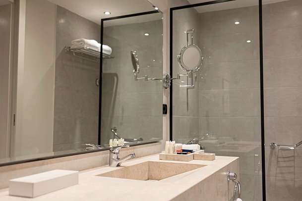 Desert Rose - Beispiel Bad Doppelzimmer Premium Gartenblick (Zimmercodierungen DMG & DC3)