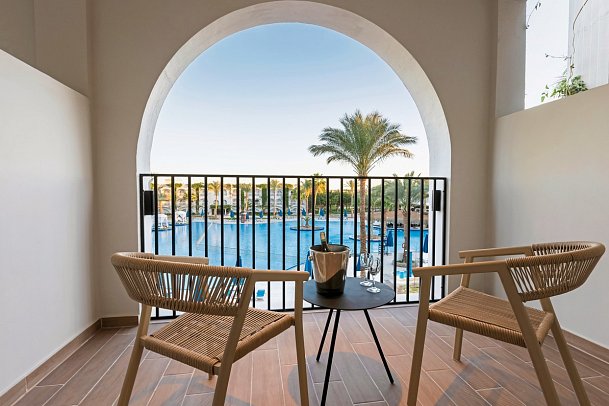 Desert Rose - Beispiel Terrasse Doppelzimmer Premium Poolblick (Zimmercodierungen DMP & DC4)