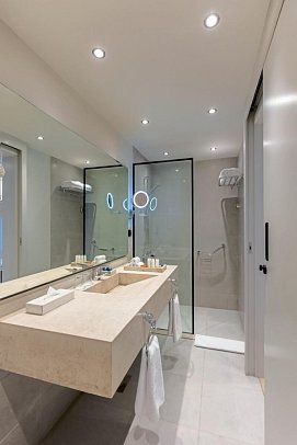 Desert Rose - Beispiel Bad Doppelzimmer Premium (Zimmercodierungen DMG, DC3, DMP & DC4)