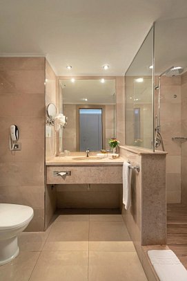 Cleopatra Luxury Resort Makadi Bay - Beispiel Bad Doppelzimmer Premium Meeresfront (Zimmercodierung DMO)