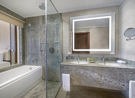 Hilton Hurghada Plaza - Beispiel Bad Doppelzimmer Superior Meerblick (Zimmercodierungen DSM & DC2)