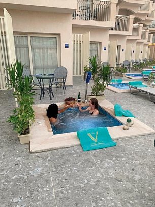 The V Luxury Resort Sahl Hasheesh - Beispiel Terrasse Doppelzimmer Deluxe Jacuzzi (Zimmercodierung DD4)