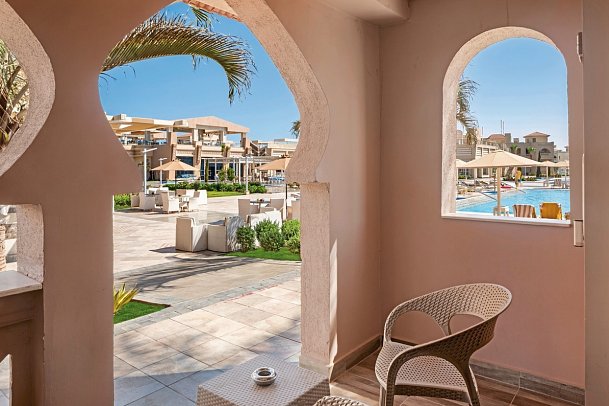 Pickalbatros Aqua Vista Resort powered by Playitas - Beispiel Terrasse Familienzimmer Poolblick (Zimmercodierung F1P)