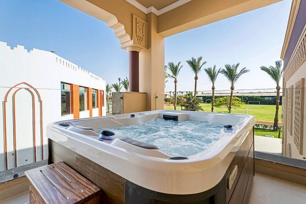 Sentido Mamlouk Palace Resort - Beispiel Terrasse Jacuzzi Suite Garden View (Zimmercodierung JB1)