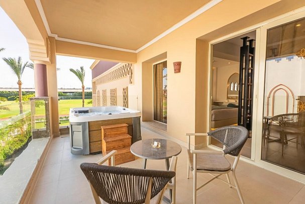 Sentido Mamlouk Palace Resort - Beispiel Terrasse Jacuzzi Suite Garden View (Zimmercodierung JB1)