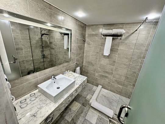 Calimera Blend Paradise - Beispiel Bad Doppelzimmer Deluxe (Zimmercodierungen DD1, DC2, UDG & DC6)