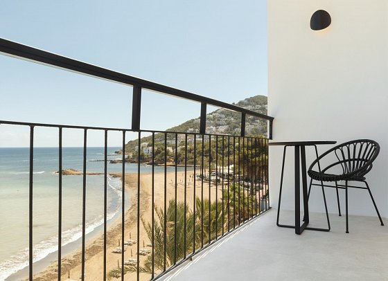 Riomar Ibiza, a Tribute Portfolio Hotel by Marriott - Wohnbeispiel Doppelzimmer Deluxe Meerblick (Zimmercodierung D1M)