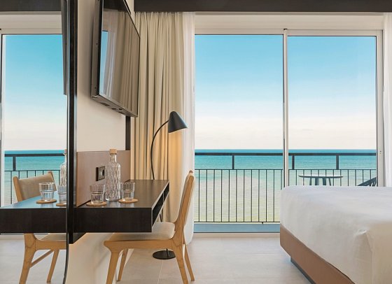 Riomar Ibiza, a Tribute Portfolio Hotel by Marriott - Wohnbeispiel Doppelzimmer Deluxe Meerblick (Zimmercodierung D1M)