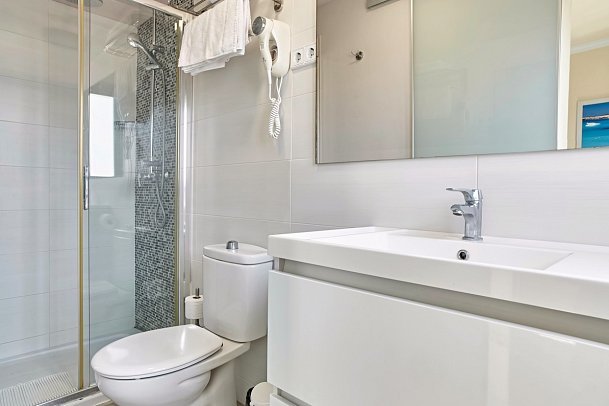 Invisa Aparthotel Casa Luis - Beispiel Bad (Zimmercodierung AMP)