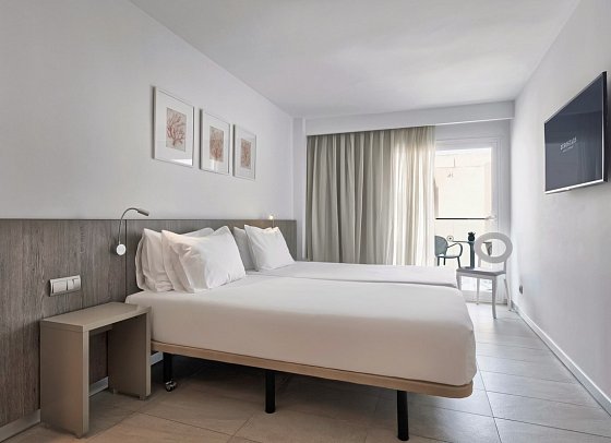 Eurostars Puerto de Ibiza - Wohnbeispiel Doppelzimmer Deluxe mit Terrasse (Zimmercodierung DD4)