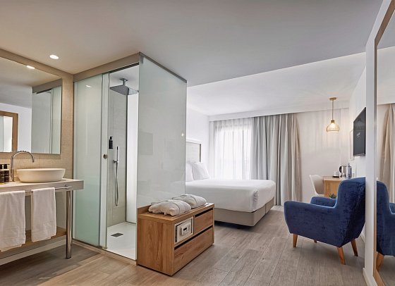 Eurostars Puerto de Ibiza - Wohnbeispiel Doppelzimmer Deluxe mit Terrasse (Zimmercodierung DD4)