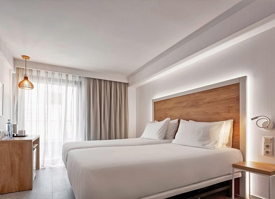 Eurostars Puerto de Ibiza - Wohnbeispiel Doppelzimmer Deluxe (Zimmercodierungen DD1 & DD2)