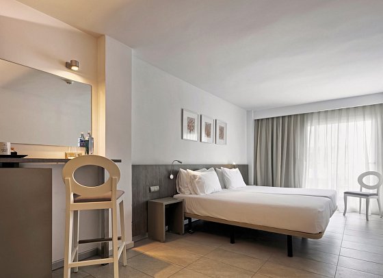 Eurostars Puerto de Ibiza - Wohnbeispiel Doppelzimmer Deluxe mit Terrasse (Zimmercodierung DD4)