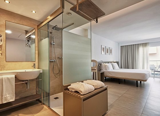 Eurostars Puerto de Ibiza - Wohnbeispiel Doppelzimmer Deluxe mit Terrasse (Zimmercodierung DD4)
