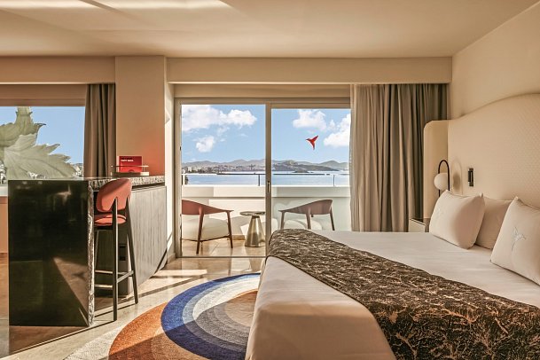 The Unexpected Ibiza Hotel - Wohnbeispiel Anything Can Happen Suite Bühnenblick seitl. Meerblick (Zimmercodierung W2N)