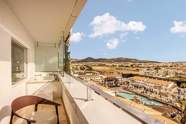 The Unexpected Ibiza Hotel - Wohnbeispiel Anything Can Happen Suite Bühnenblick seitl. Meerblick (Zimmercodierung W2N)