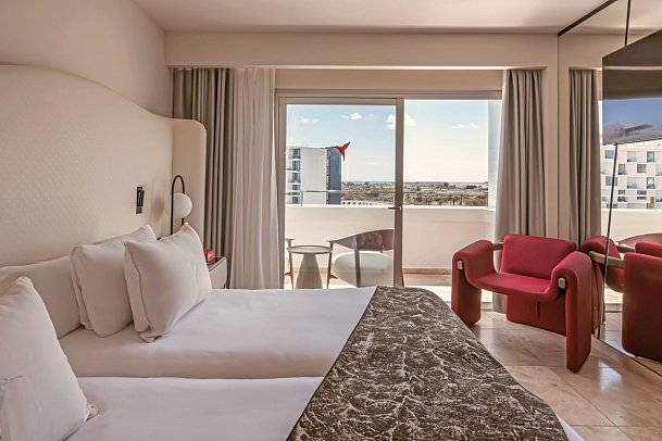 The Unexpected Ibiza Hotel - Wohnbeispiel Doppelzimmer The Twist & Go seitl. Meerblick (Zimmercodierung DBN)