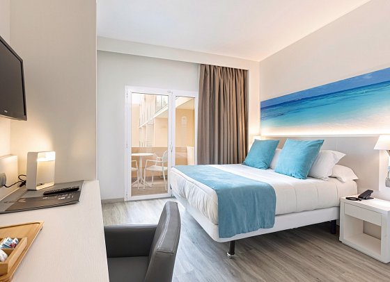 Invisa Es Pla - Wohnbeispiel Doppelzimmer Premium Superior Poolblick (Zimmercodierung DMP)