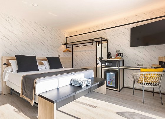 Invisa Es Pla - Wohnbeispiel Doppelzimmer Iconic Poolblick (Zimmercodierung DBP)