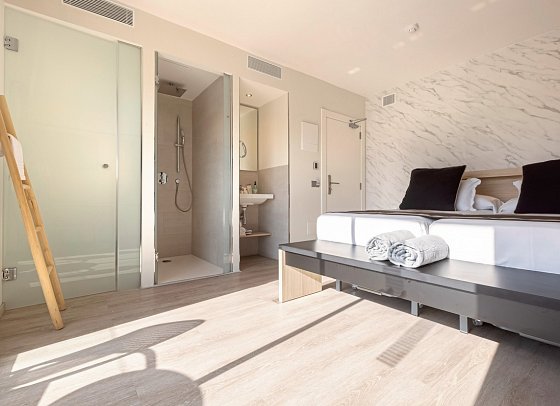 Invisa Es Pla - Wohnbeispiel Doppelzimmer Iconic Poolblick (Zimmercodierung DBP)