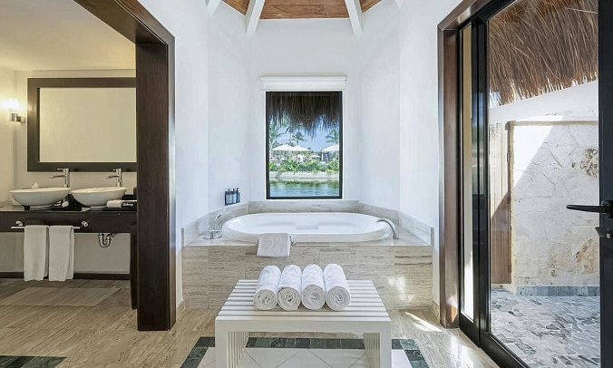 Grand Palladium White Island Resort & Spa - Badbeispiel Romance Bungalow by the Lake (Zimmercodierung BBC)