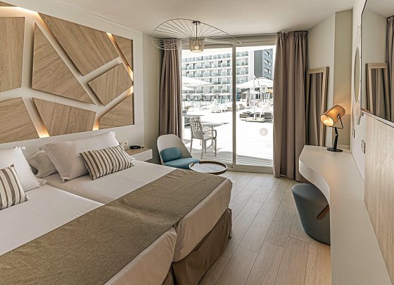 The Ibiza Twiins - Wohnbeispiel Doppelzimmer Elevate Upper Level seitl. Meerblick (Zimmercodierung DRN)