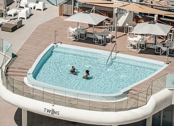 The Ibiza Twiins - Wohnbeispiel Doppelzimmer Elevate Upper Level seitl. Meerblick (Zimmercodierung DRN)
