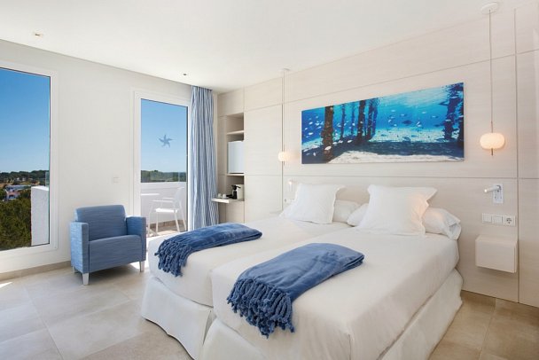 Iberostar Selection Santa Eulalia Ibiza - Wohnbeispiel Doppelzimmer Star Prestige seitl. Meerblick (Zimmercodierungen DO3 & DO4)