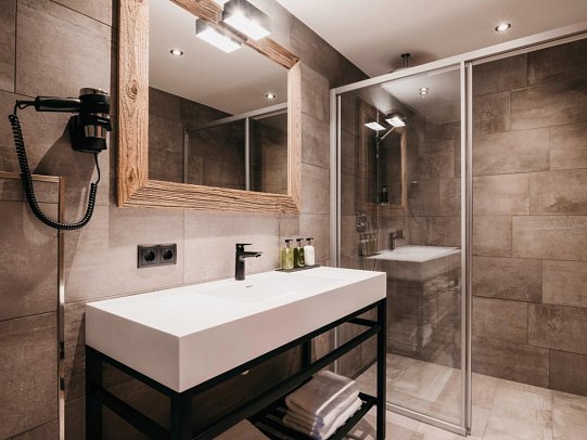 VAYA Zillertal - Beispiel Bad Doppelzimmer Superior (Zimmercodierung DB1)