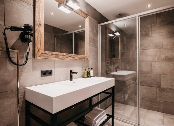 VAYA Zillertal - Beispiel Bad Doppelzimmer Superior (Zimmercodierung DS1)